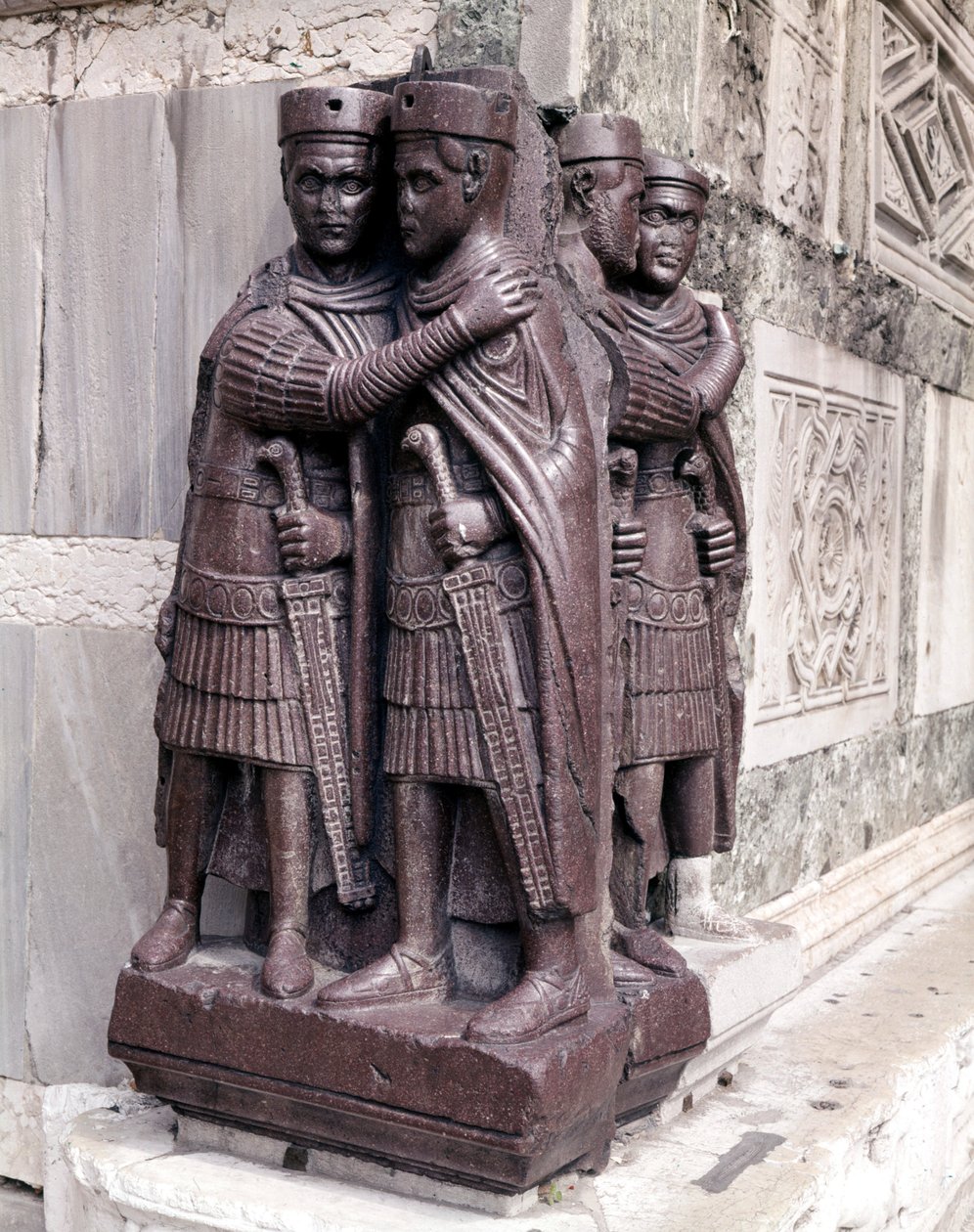 Tetrarkit. Veistoksia punaisella porphydalla 400-luvulta. Venetsia, Pyhän Markuksen aukio. tekijältä Roman