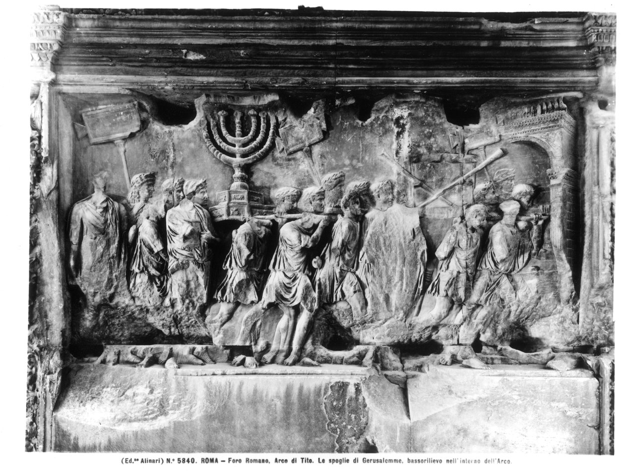 Tituksen kaari, yksityiskohta temppeliaarteista, joita kuljetettiin Jerusalemin ryöstön jälkeen vuonna 70 jKr, 81 jKr (kivi) (m/v kuva) tekijältä Roman