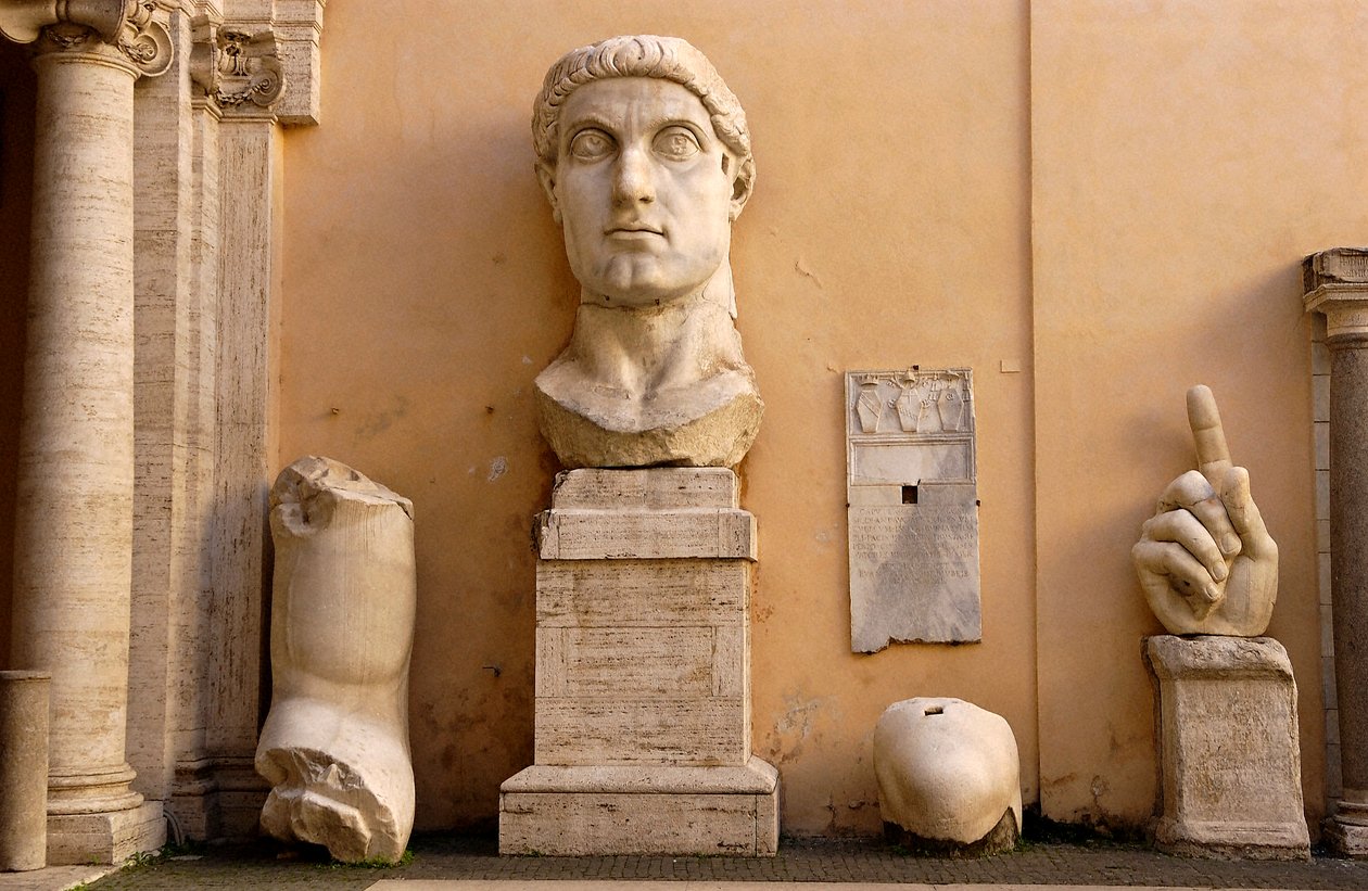 Konservatiivien palatsin (Palazzo dei conservatori) piha Musei Capitolissa (Capitol): palaset valtavasta Konstantinuksen patsaasta vuodelta 313-324 jKr (marmori) tekijältä Roman