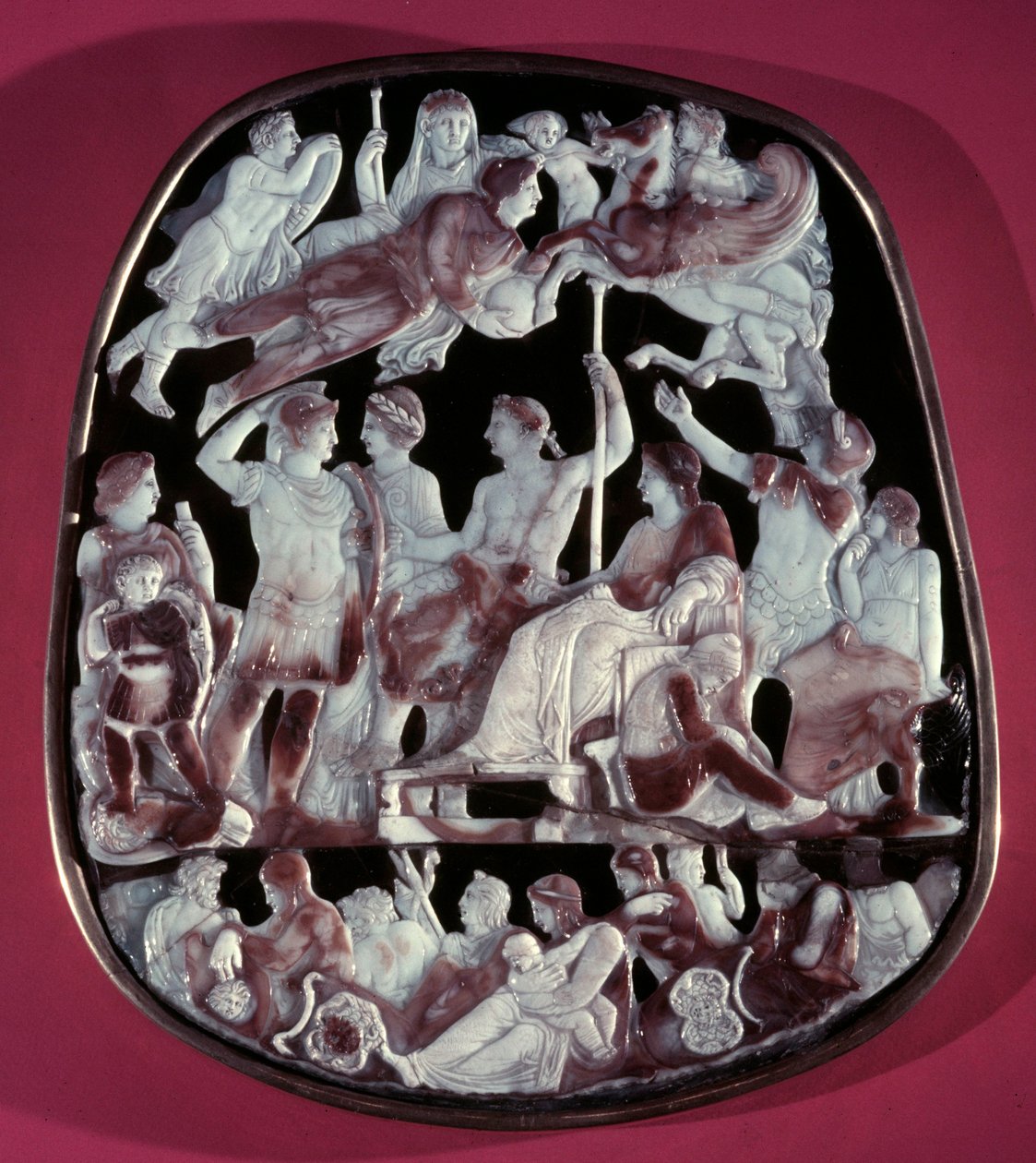 Pyhän kappelin tai Augustuksen apotheoosin Camee: 24 hahmoa on edustettuna, mukaan lukien Rooman keisari Augustus (keskellä), Caesar Germanicus, Tibere, Nero, Caligula ja Livie (Livia Drusilla Augusta, 58 eKr.). Yläosassa tekijältä Roman