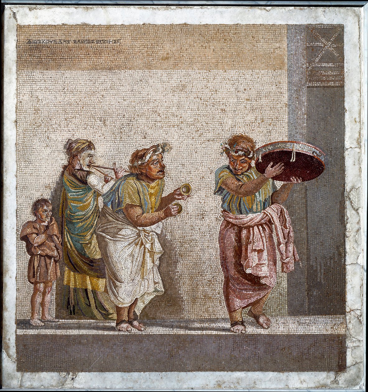 Matkustavia muusikoita, jotka ovat omistautuneet jumalallisen Cybelen palvontaan. Mosaiikki alkuperäisen Dioscorides of Samoksen (tai Dioscourides) (2. vuosisadalla eKr.) mukaan Ciceronin talossa Pompejissa tekijältä Roman