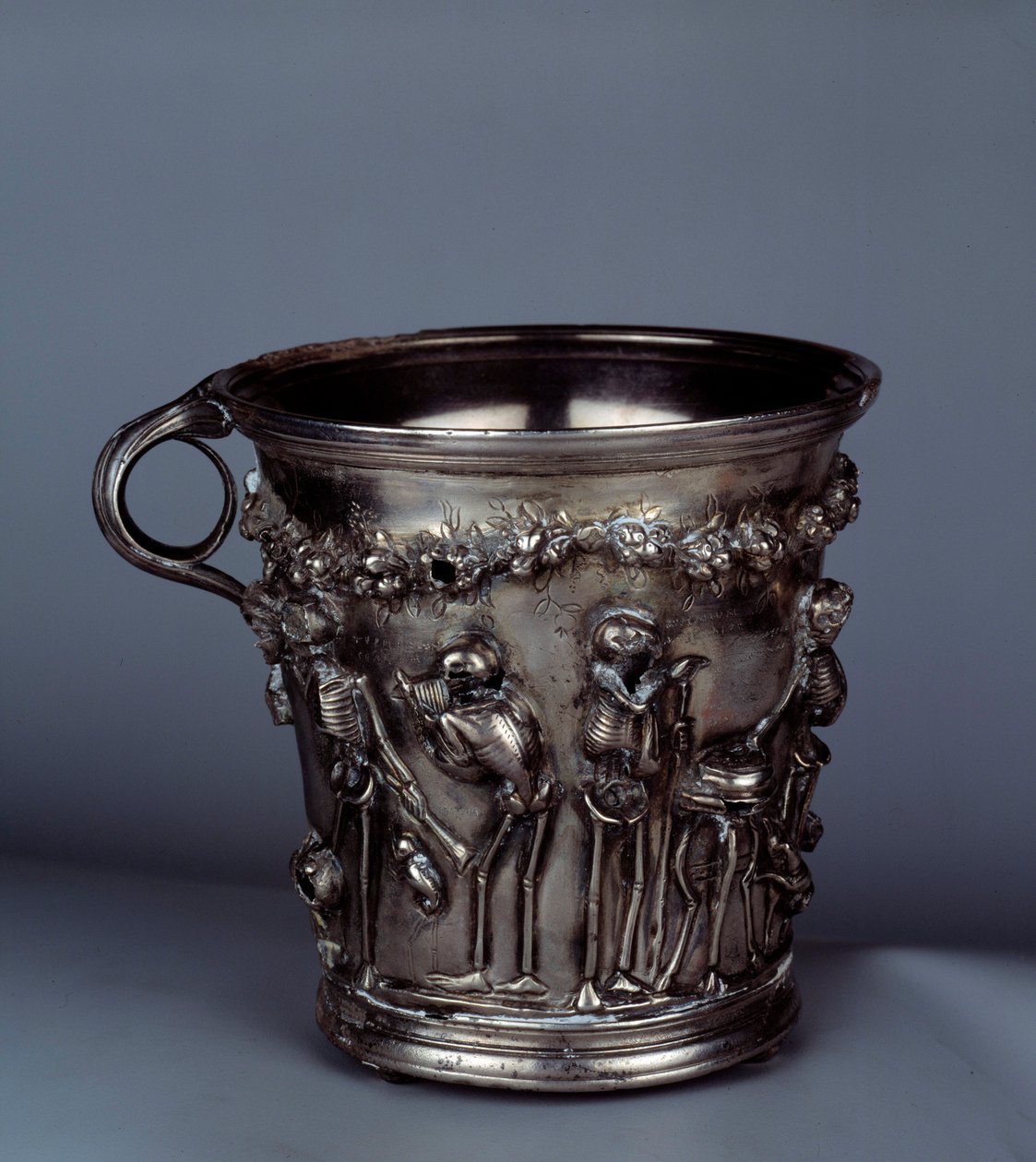 Tresor de Boscoreale: timbale luurankoilla. 1. vuosisadan loppu eKr. - 1. vuosisadalla jKr. Pariisi, Louvre-museo tekijältä Roman