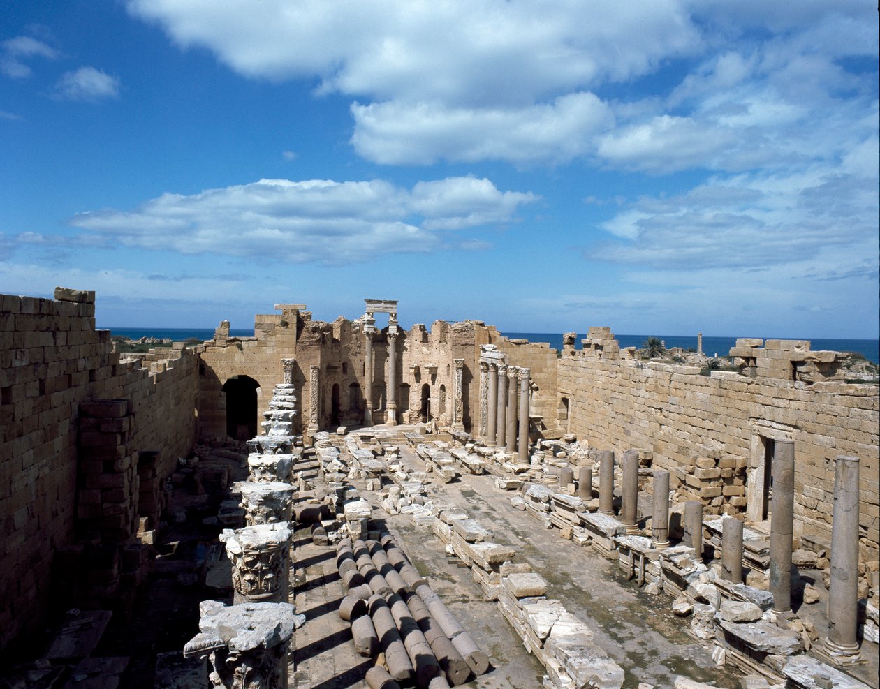 Näkymä tuomioistuimeksi rakennettu basilika, 3. vuosisadalla tekijältä Roman