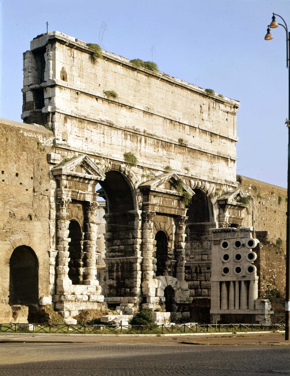 Näkymä Maggiore-portille (suur), tämä on kohta, jossa Clauden akvedukti päättyy 38 ap. JC. Rooma tekijältä Roman