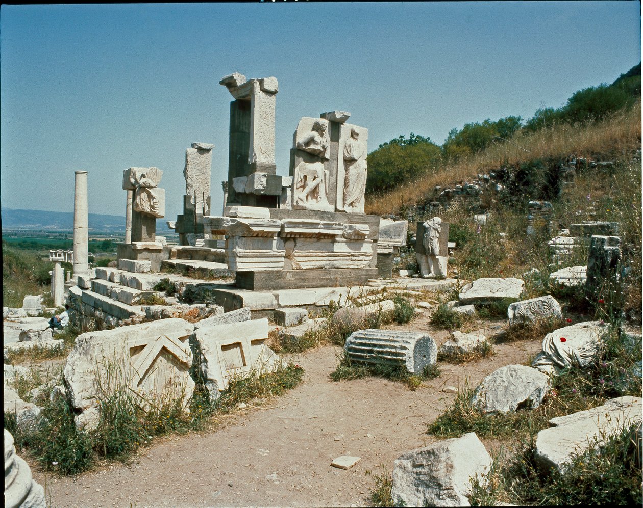 Näkymä Memmius-muistomerkille tekijältä Roman