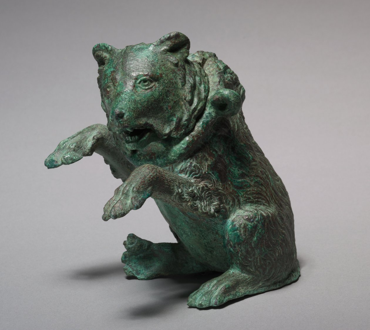 Öljyampula tanssivan karhun muodossa, 200-luku tekijältä Roman Imperial Period