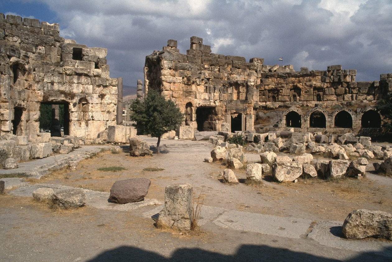 Jupiter Heliopolitanuksen pyhäkkö, kuusikulmainen sisäpiha, korkea keisarillinen aika (27 eKr.-395 jKr.) tekijältä Roman Imperial Period