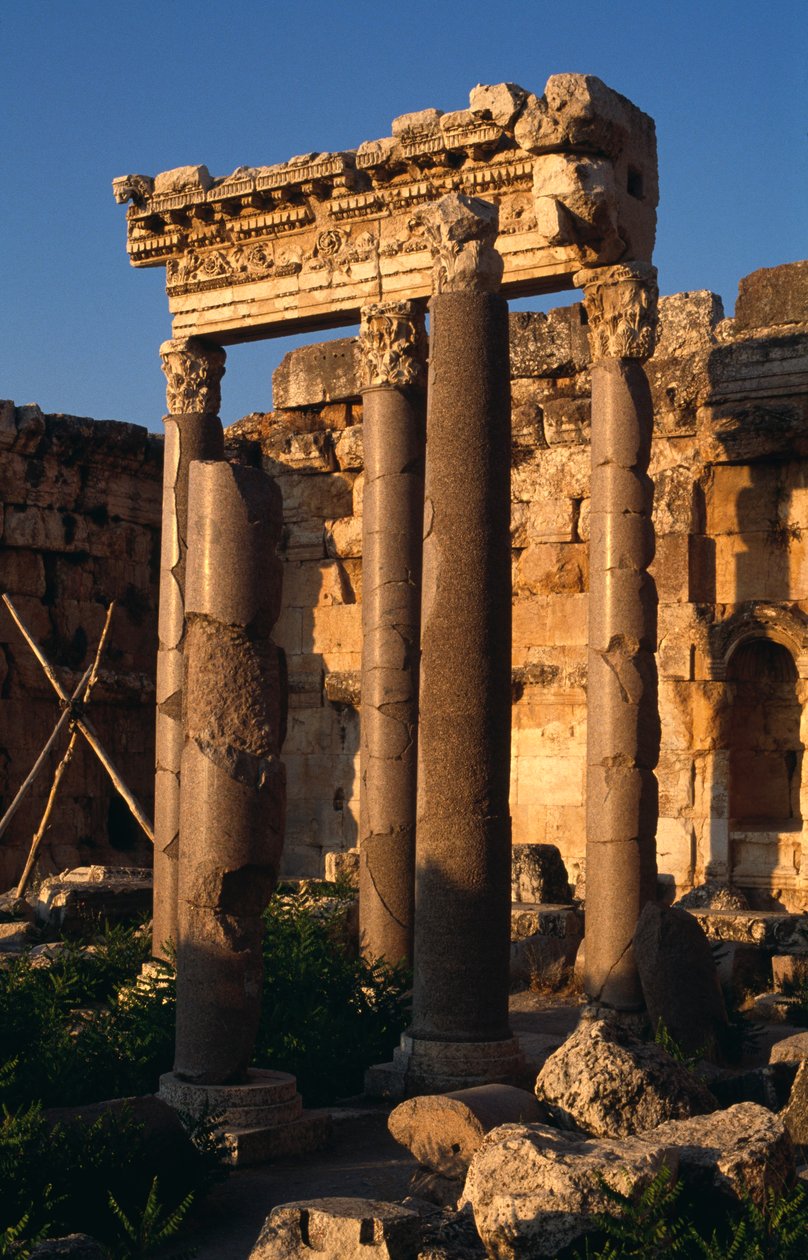 Jupiter Heliopolitanuksen pyhäkkö, portiikko sisäpihalla, korkea keisarillinen aika (27 eKr.-395 jKr.) tekijältä Roman Imperial Period