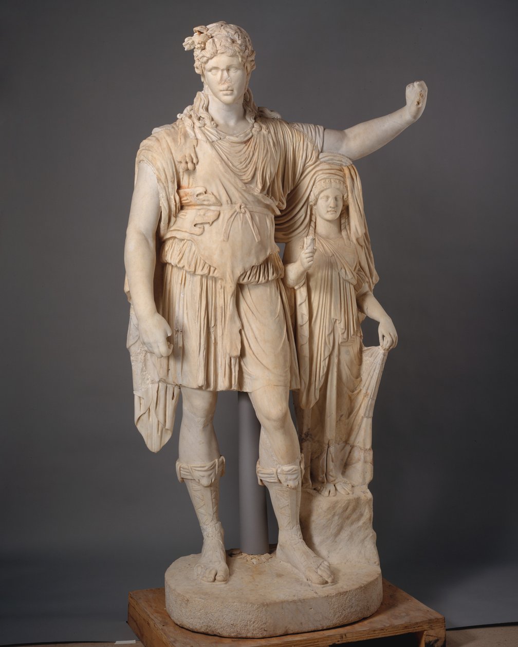 Naishahmoon nojaava Dionysoksen patsas ("Toivo Dionysos"), 27 eKr.–68 jKr (marmori) tekijältä Roman Imperial Period