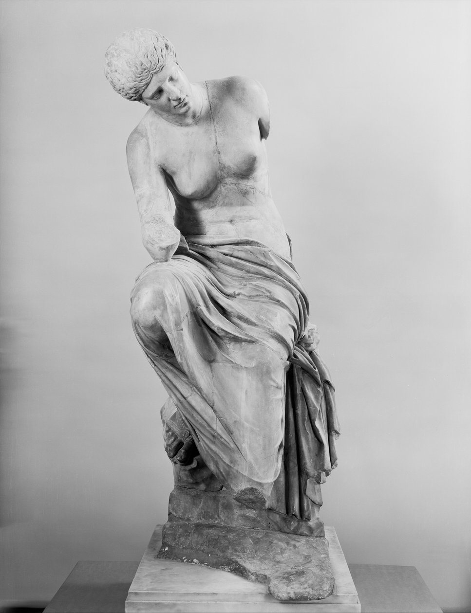 Istuvan muusan patsas tekijältä Roman Imperial Period