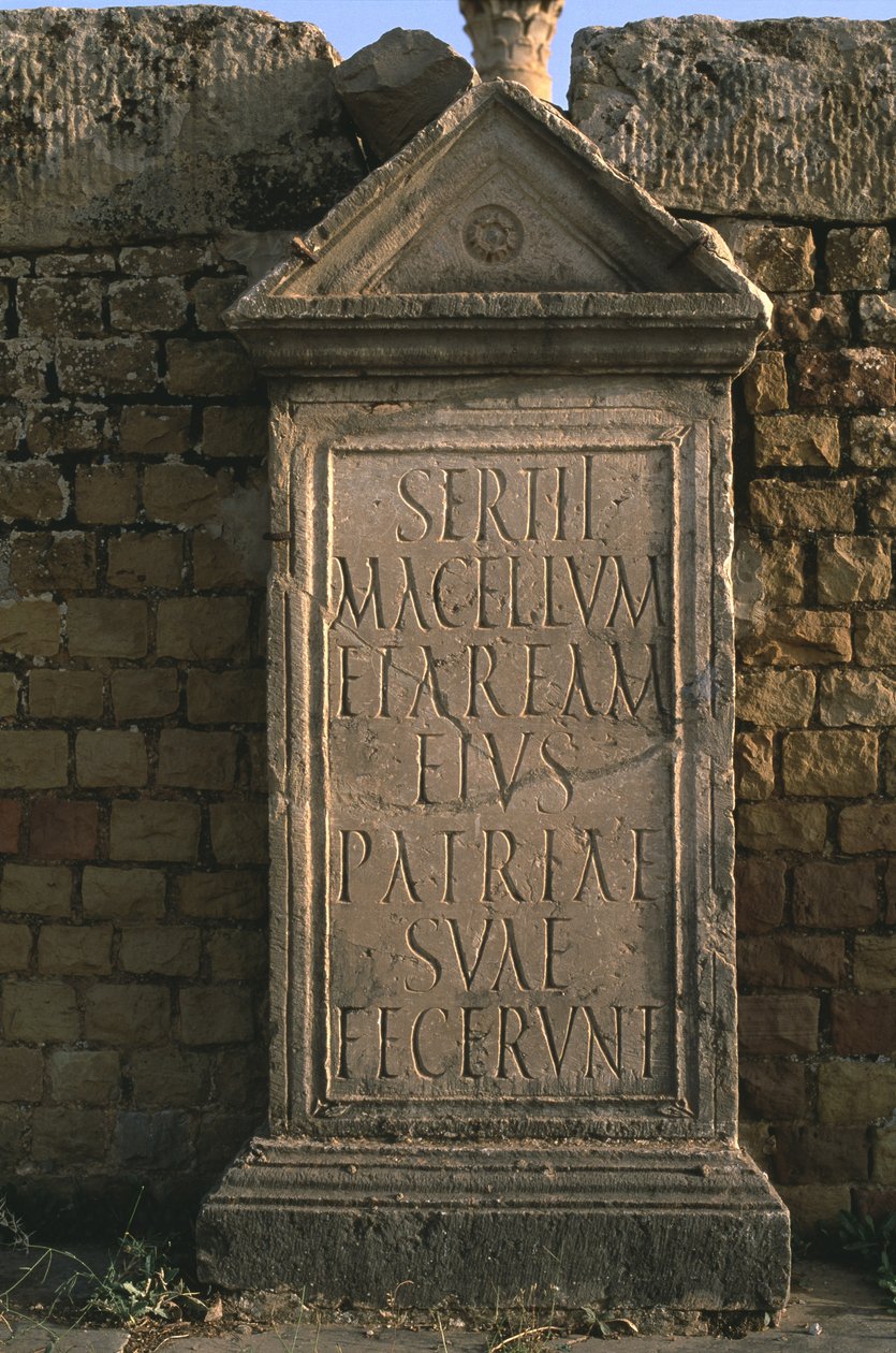 Stela, jossa on Sertius Marketin kaiverrus Korkean keisarikunnan kausi (27 eKr.-395 jKr.). tekijältä Roman Imperial Period