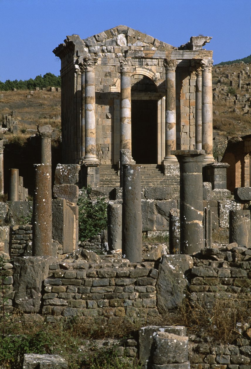 Näkymä Septimian-perheen temppelistä, korkea keisarillinen aika (27 eKr.-395 jKr) (katso myös 267063 ja 267064) tekijältä Roman Imperial Period