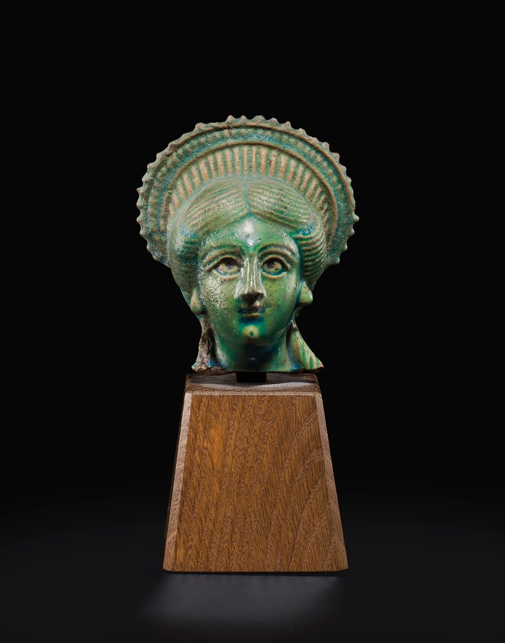 Isis-Aphroditen päällikkö, noin 1.–2. vuosisadalla jKr. (fajanssi) tekijältä Roman Period Egyptian