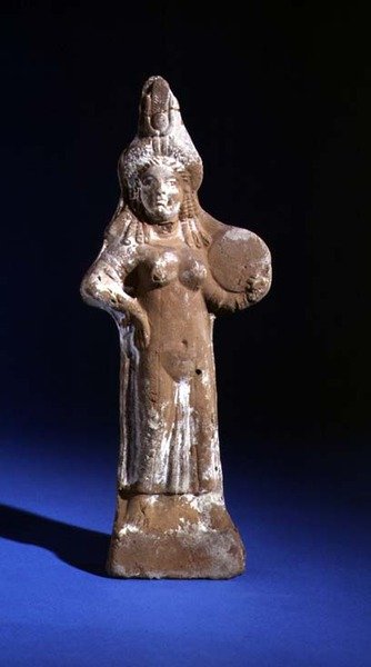 Jumalatar Isiksen pienoispatsas, jolla on kädessään tympanon (maalattu terrakotta). tekijältä Roman Period Egyptian