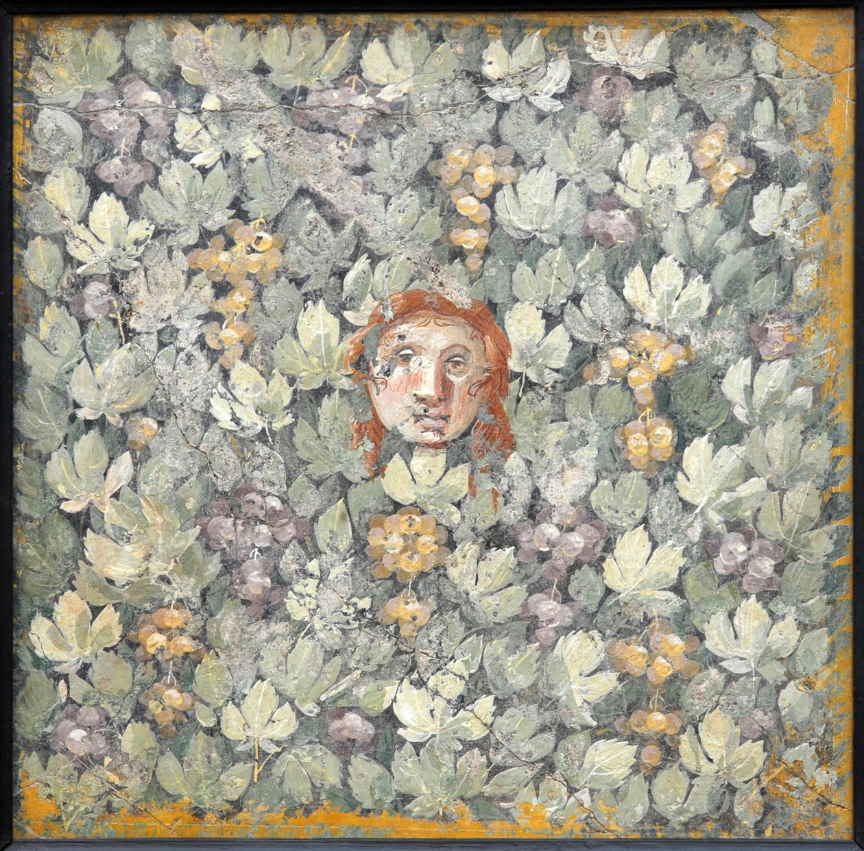 Naamio viiniköynnöksen lehdillä ja rypäletertuilla, 1. H. 1. vuosisata. ILMOITUS. tekijältä Roman Pompeian wall painting.