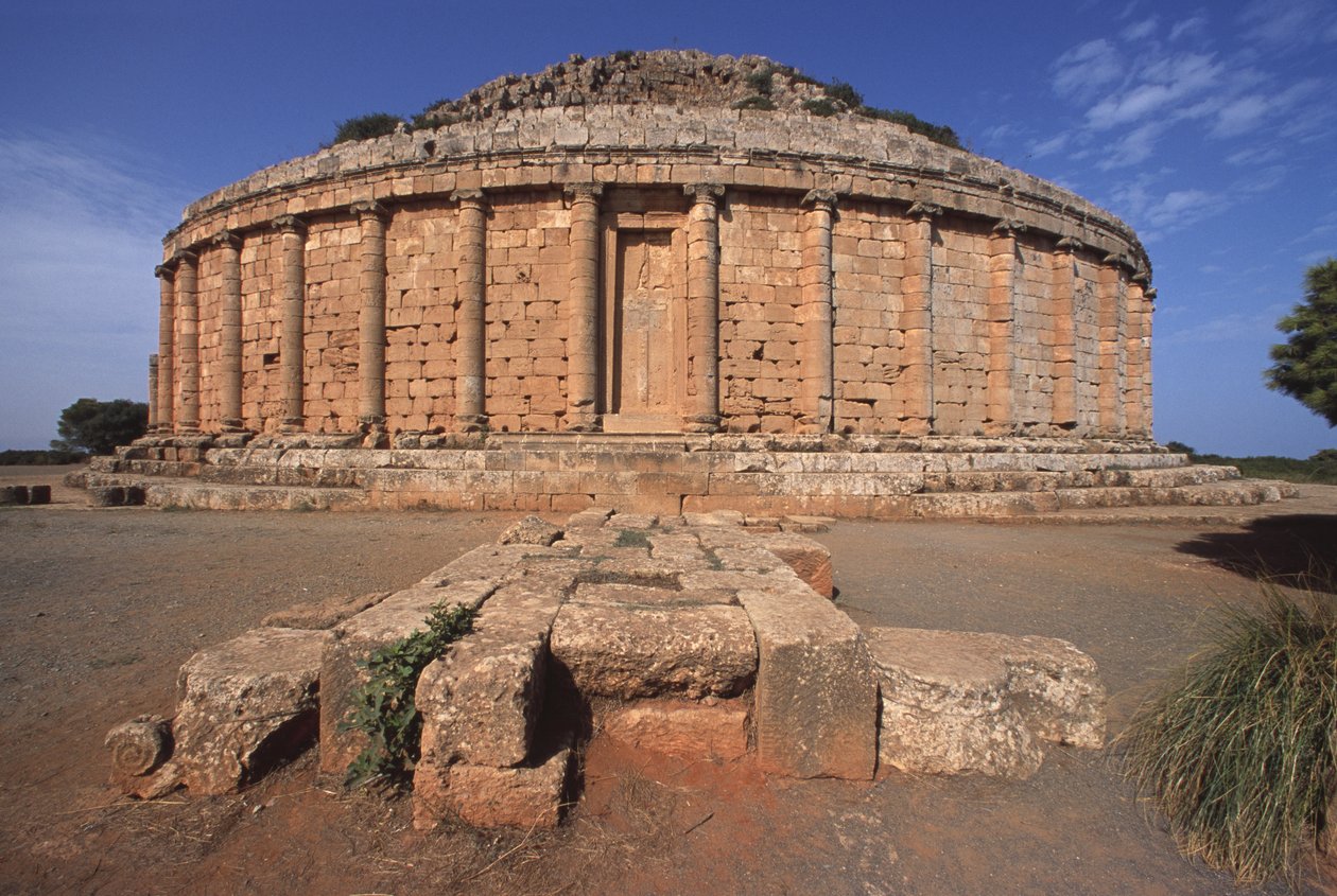Mauritanian kuninkaallinen mausoleumi, jota kutsutaan kristityn haudaksi valeoviin valettujen ristien vuoksi (katso myös 233873) tekijältä Roman Republican Period