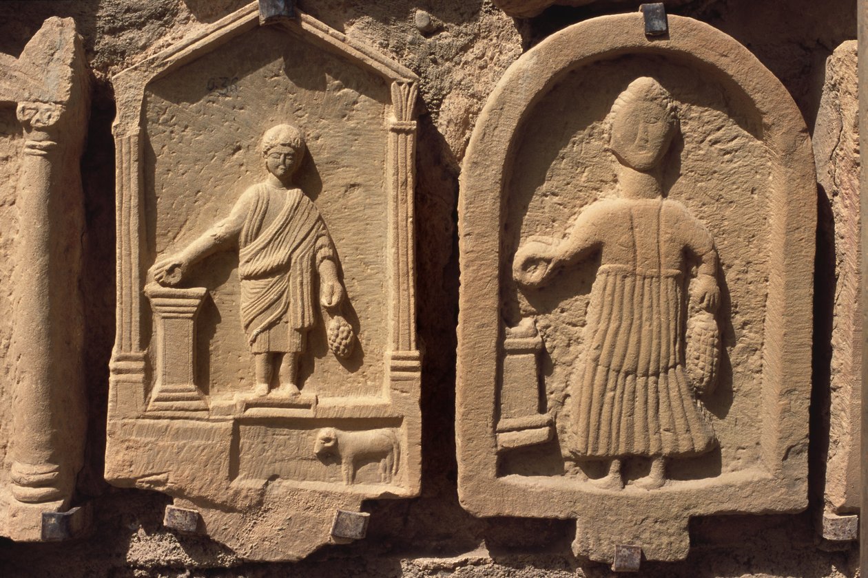 Stelae, jotka kuvaavat ihmishahmoja tekijältä Roman Republican Period