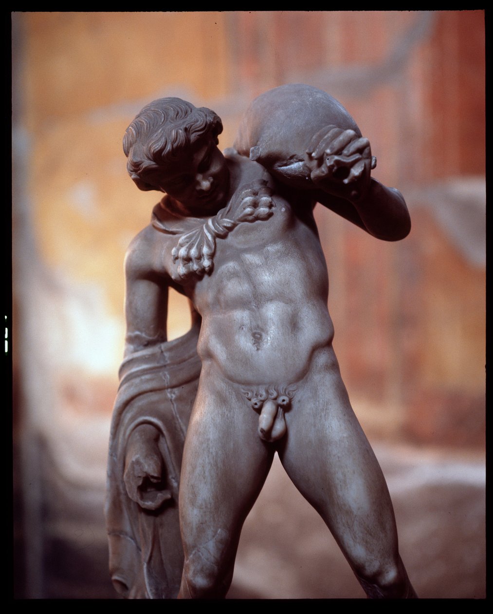 Satyyri, jolla on viinileihe. veistos Casa dei Cervin talossa, 5. vuosisadalla eKr. - 1. vuosisadalla tekijältä Roman Roman