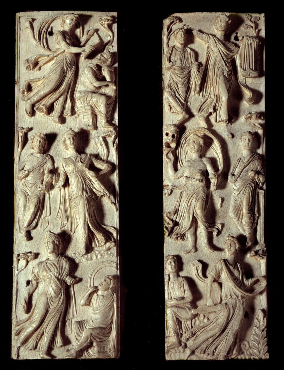 Muinainen Rooma: veistetty norsunluun diptyykki, joka edustaa kuutta muusaa ja kuutta runoilijaa (tai filosofia). 5. vuosisadalla JC:n jälkeen. Pariisi, Louvre-museo tekijältä Roman Roman