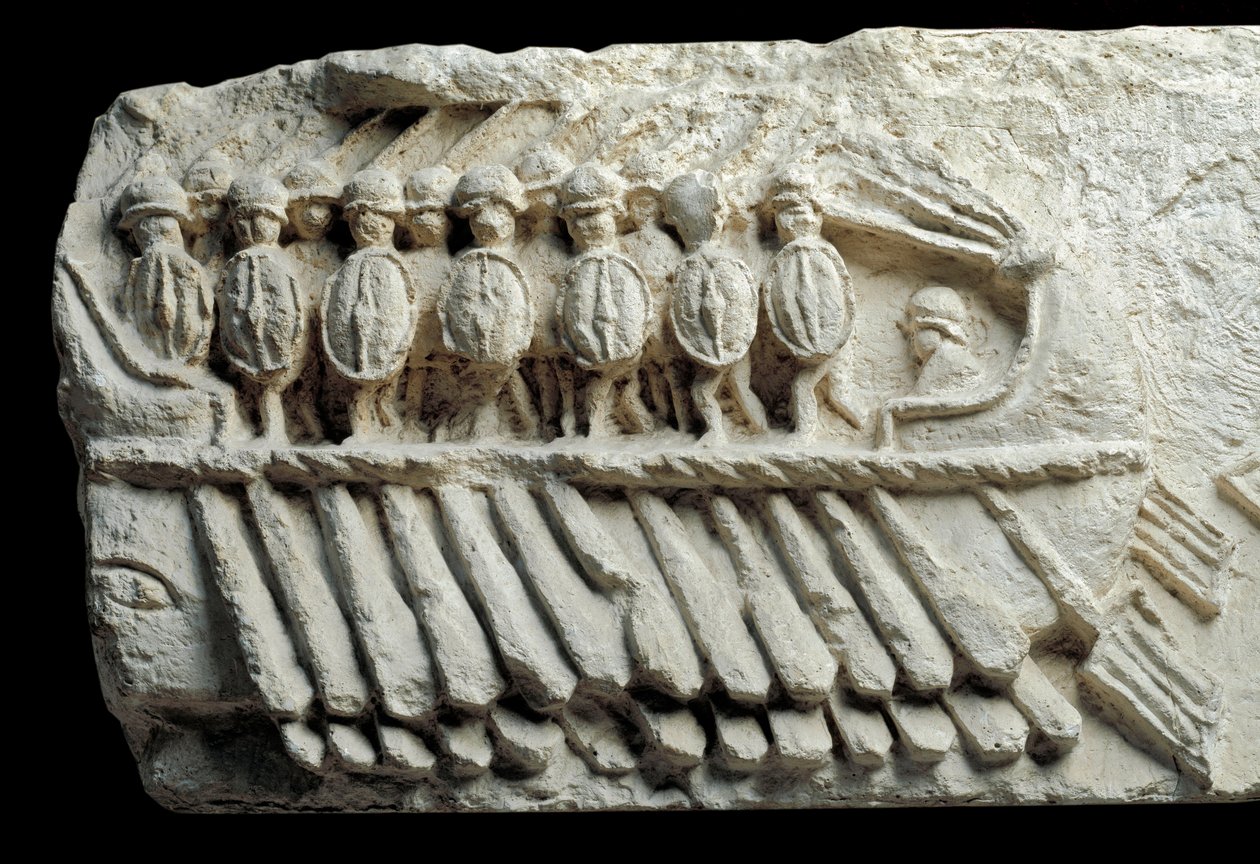 Bireme kantaa aseistettuja sotilaita (Matala helpotus) tekijältä Roman Roman