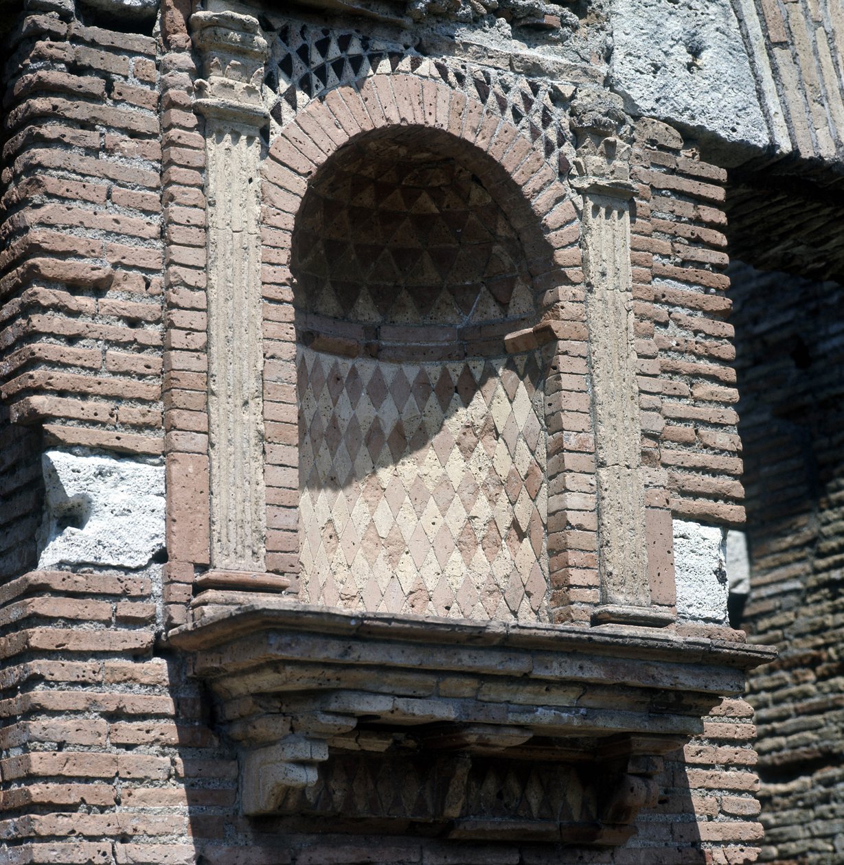 Casa del Laraire (Lararium) Ostiassa (Ostia), Rooman läheisyydessä. tekijältä Roman Roman