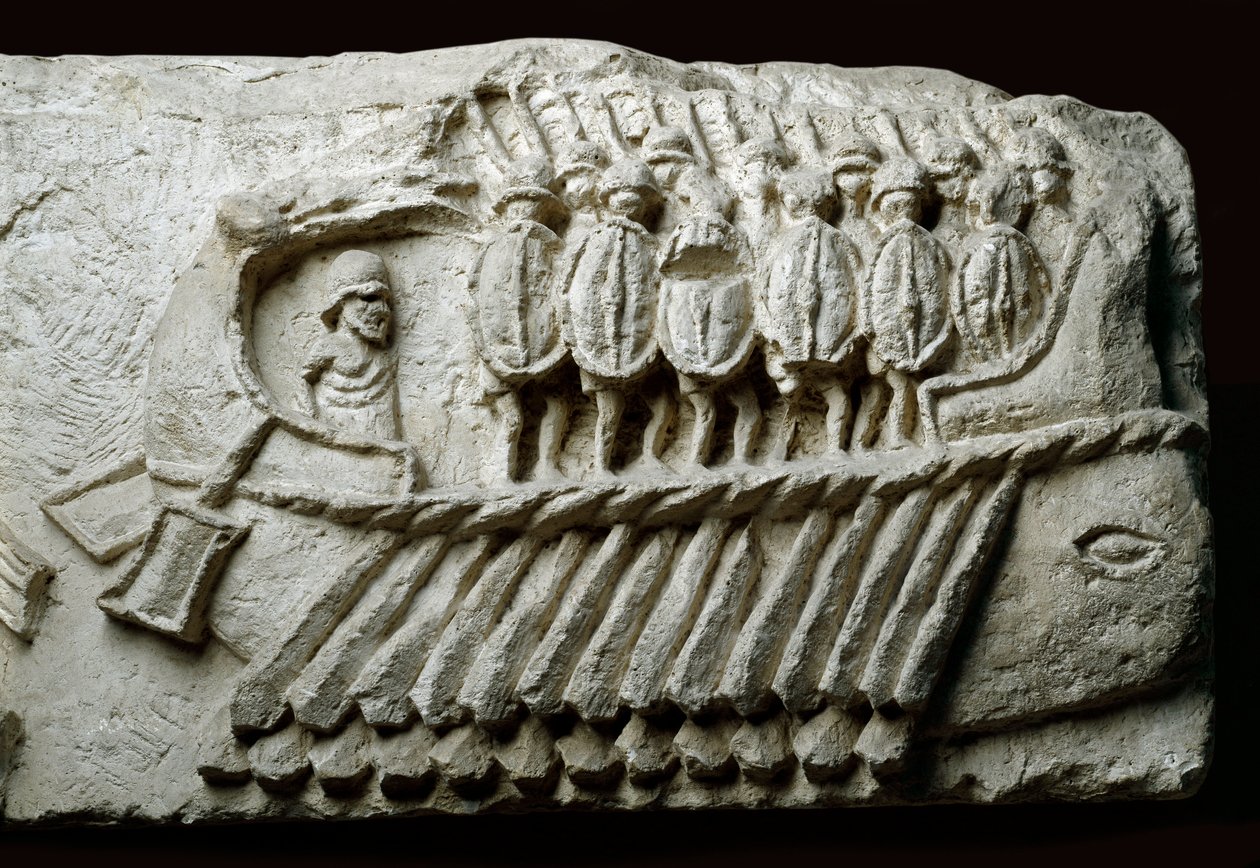 Roomalaisen bireemi-sota-alus, joka kuljettaa aseistettuja sotilaita (kohokoho kalliolla) tekijältä Roman Roman