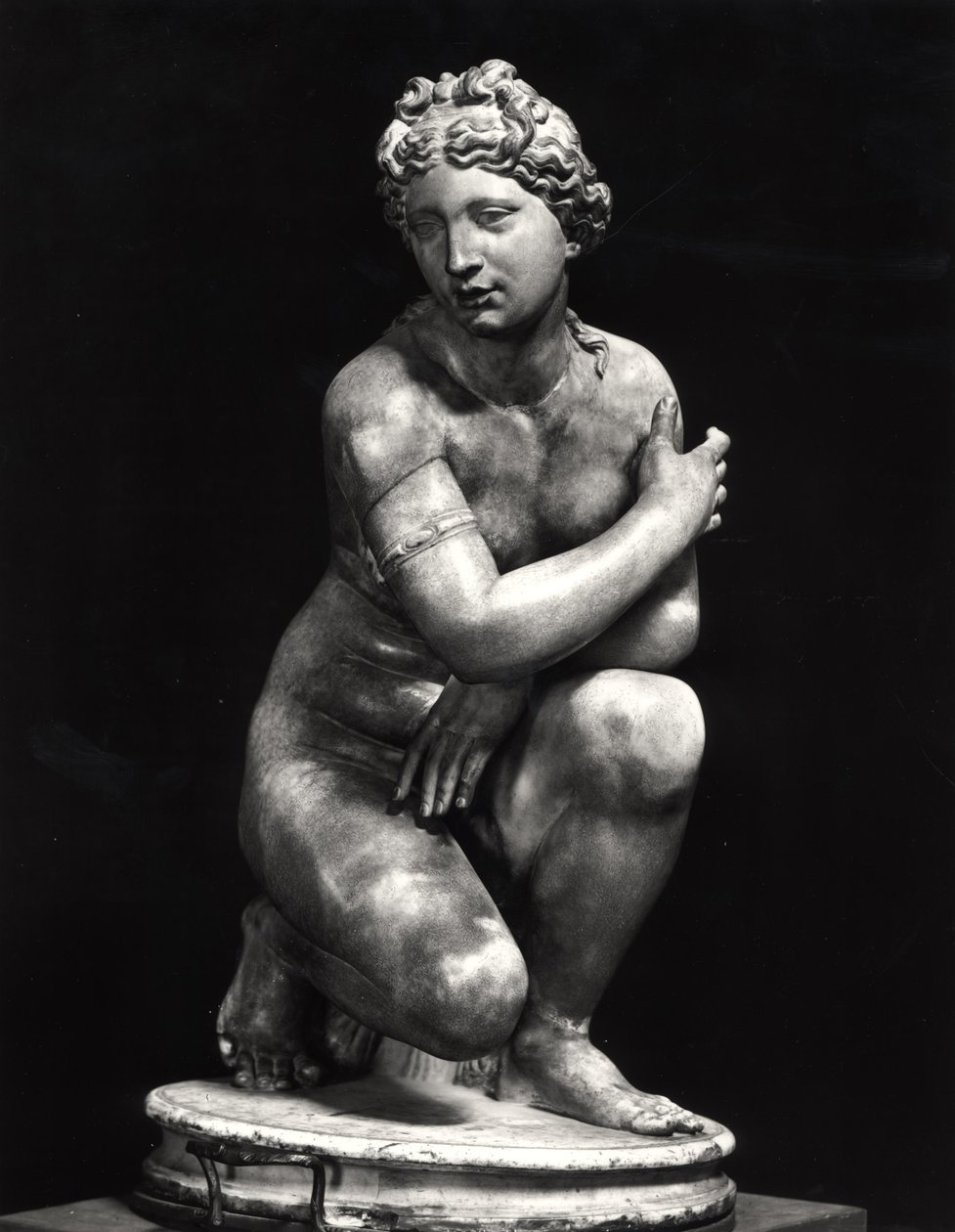 Hiipivä Venus, kopio 3. vuosisadalla eKr. kreikkalaisesta alkuperäiskappaleesta (marmori) (m/v kuva) tekijältä Roman Roman