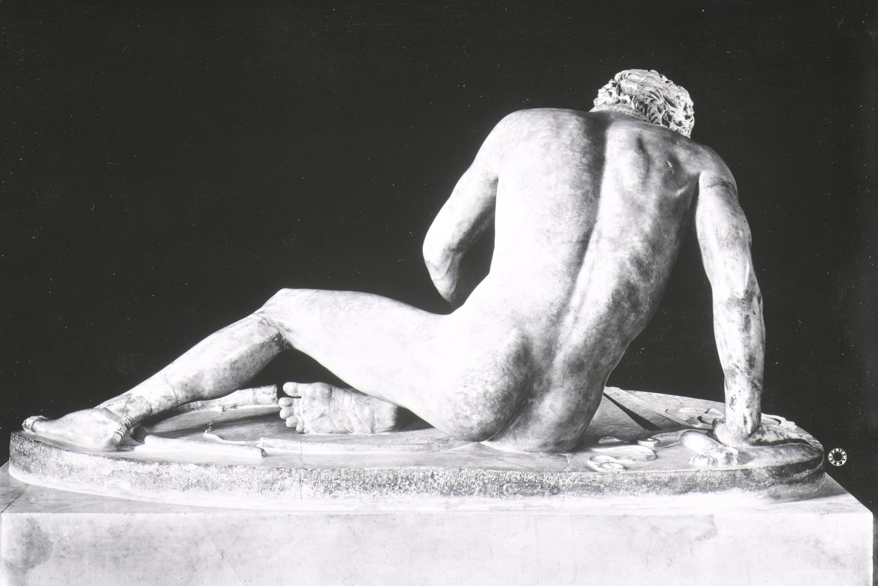 Dying Gaul, kopio Epigonoksen kreikkalaisesta alkuperäiskappaleesta n. 230-220 eKr. (marmori) (mustavalkokuva) (taustakuva) tekijältä Roman Roman