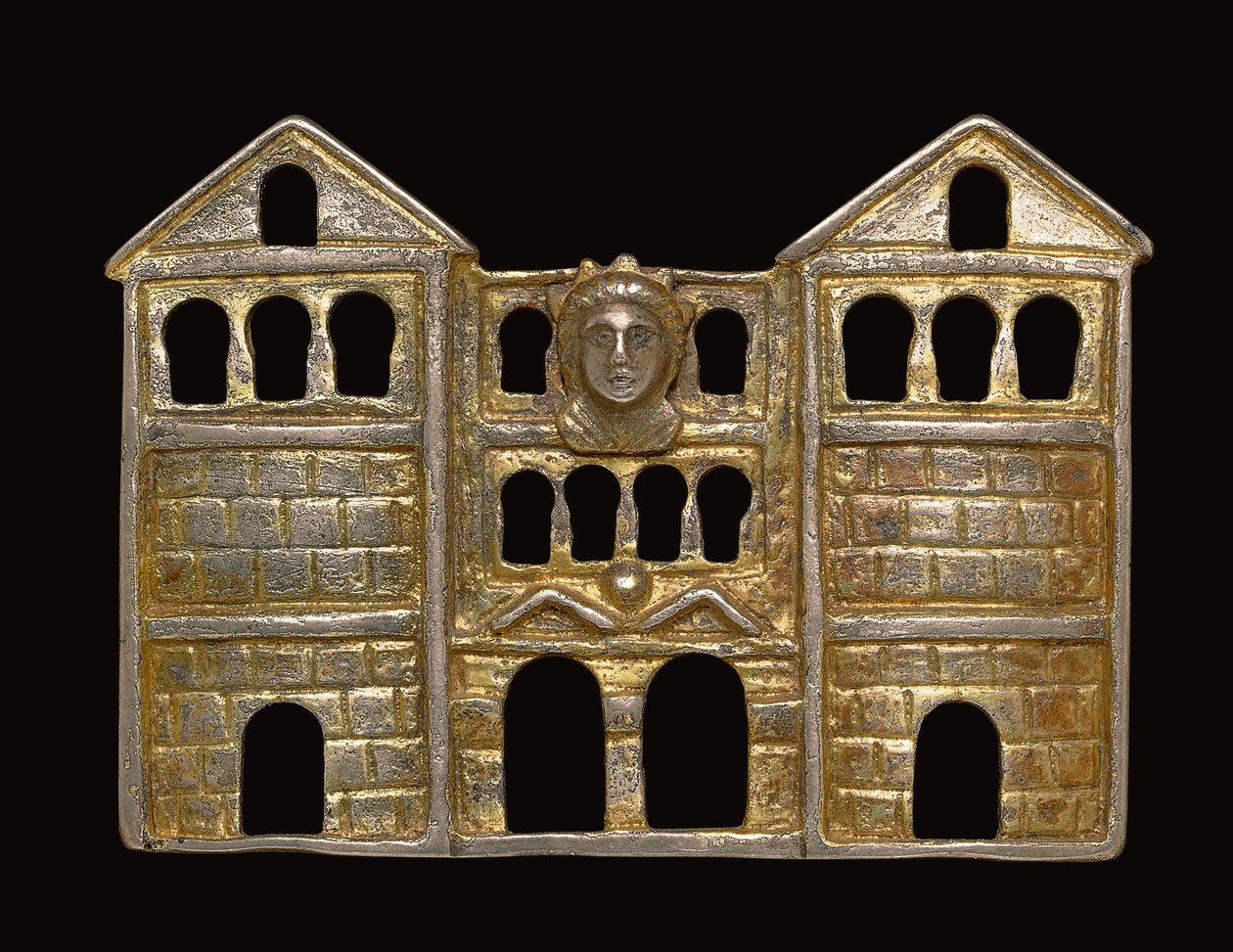 Piikki kolmikerroksisen, maalaismaisesta muuratusta kolmiosaisesta portista, n. 3. - 4. vuosisadan alku jKr. (kultattua hopeaa) tekijältä Roman Roman