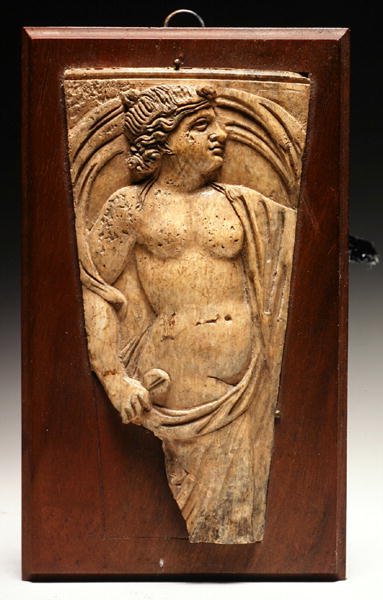Fragmentti reliefiapplikaatiosta, 2.-3. vuosisadalla jKr. (luu) tekijältä Roman Roman