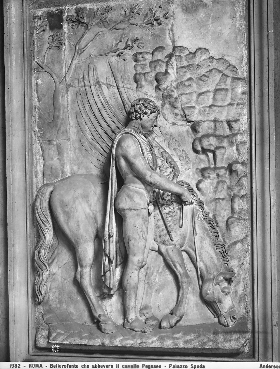 Keisarillinen kaiverrettu laatta, jossa Bellerophon juottaa siivekkää hevosta Pegasusta lähteellä, Corridoio dei Bassorilievi Palazzo Spadassa, Roomassa (marmori) tekijältä Roman Roman
