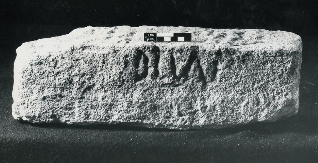 Kaiverrettu vuosisadan kivi (kivi) tekijältä Roman Roman