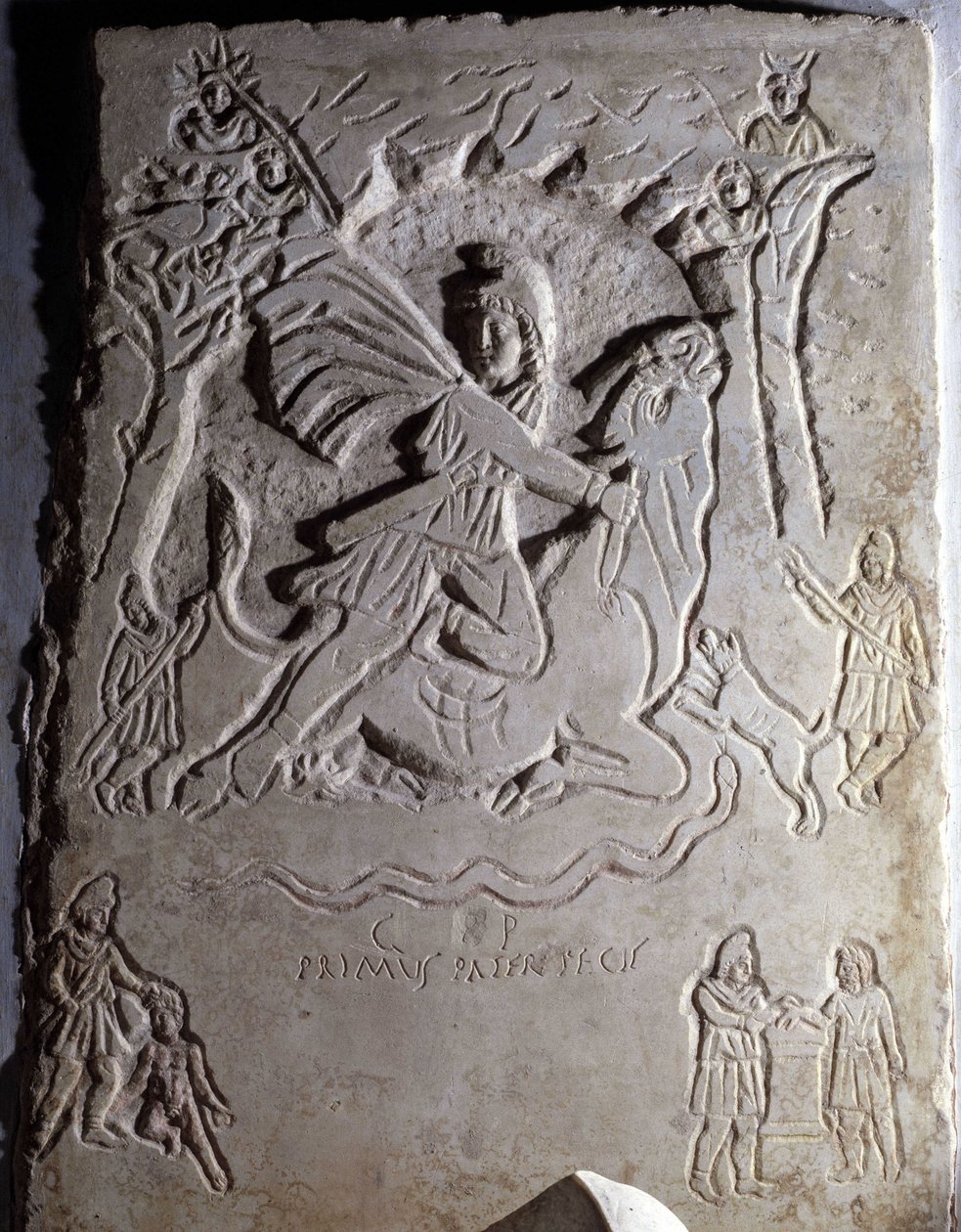 Matala kohokuvio, joka edustaa Mithran (nuoren miehen teurastamassa härkää) uhria. Musi Capitolini, Rooma. tekijältä Roman Roman