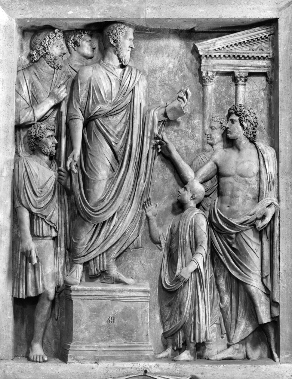 Marcus Aurelius (121-180 jKr) pitämässä puheen foorumilla tai Hadrianus (76-138 jKr) pitämässä hautajaispuhetta Sabinelle, luultavasti 3. tai 4. vuosisadalta jKr (marmori) (m/w kuva) tekijältä Roman Roman