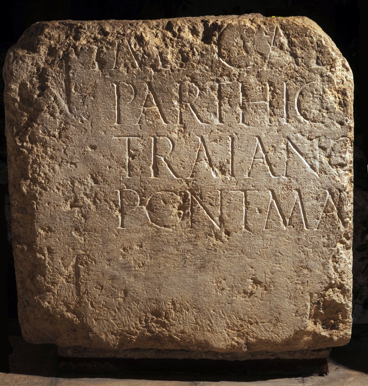 Osa suurempaa Hadrianuksen kirjoitusta, 2. vuosisadalla jKr (kivi) tekijältä Roman Roman