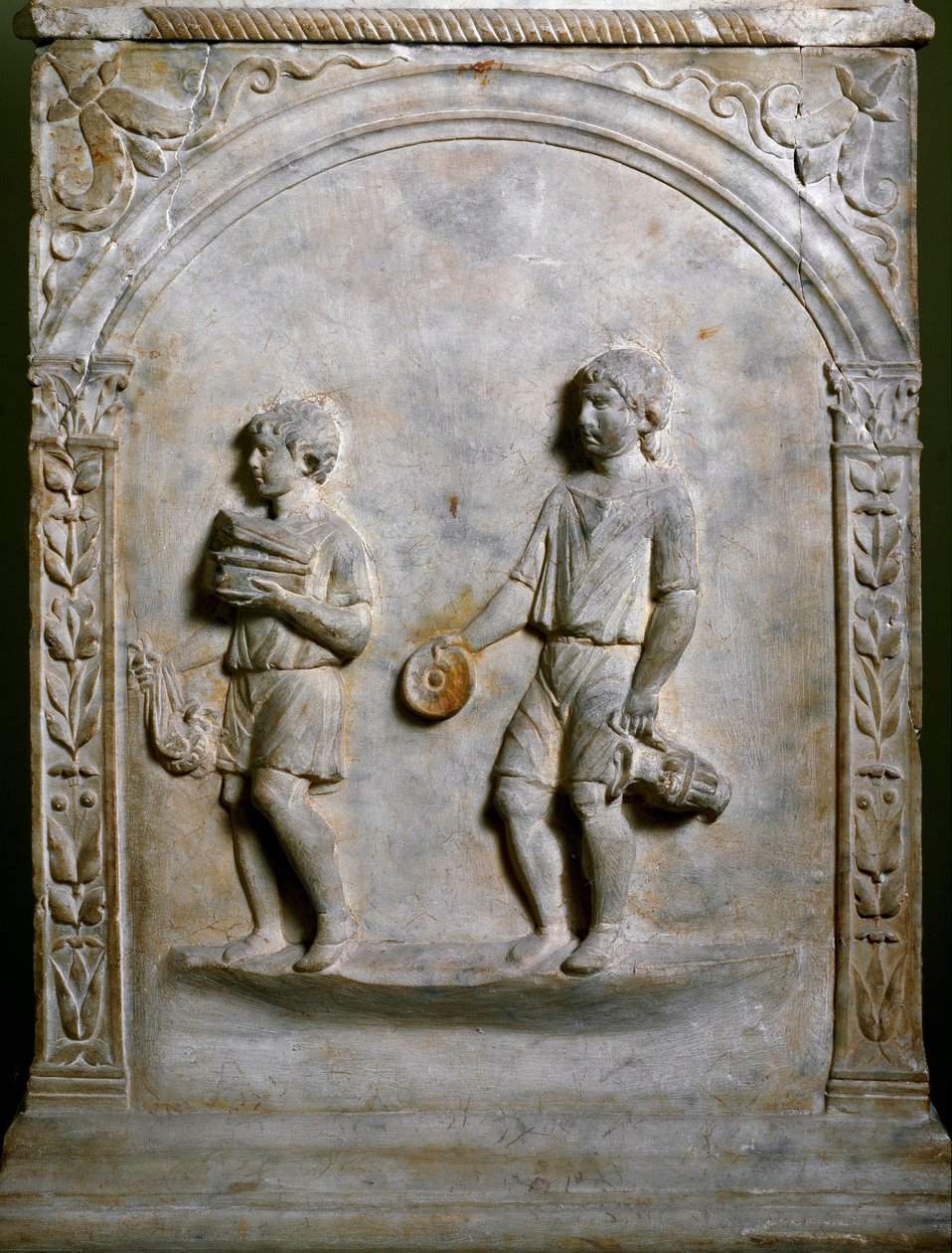 Roomalainen taide: hautaalttari kuvaa kahta palvelijaa, jotka kantavat uhrattavia esineitä. Matala helpotus. Rooma, Museo Nazionale Romano tekijältä Roman Roman