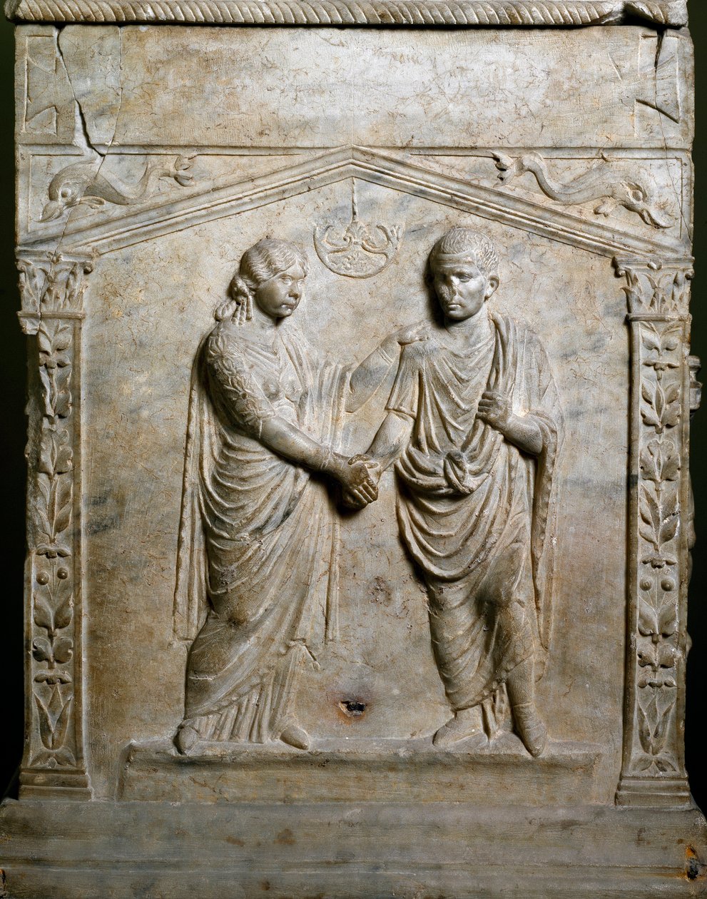 Roomalainen taide: hautausalttari koristaa hääpaikkaa (Junctio dextrarum). Matala helpotus. Rooma, Museo Nazionale Romano tekijältä Roman Roman