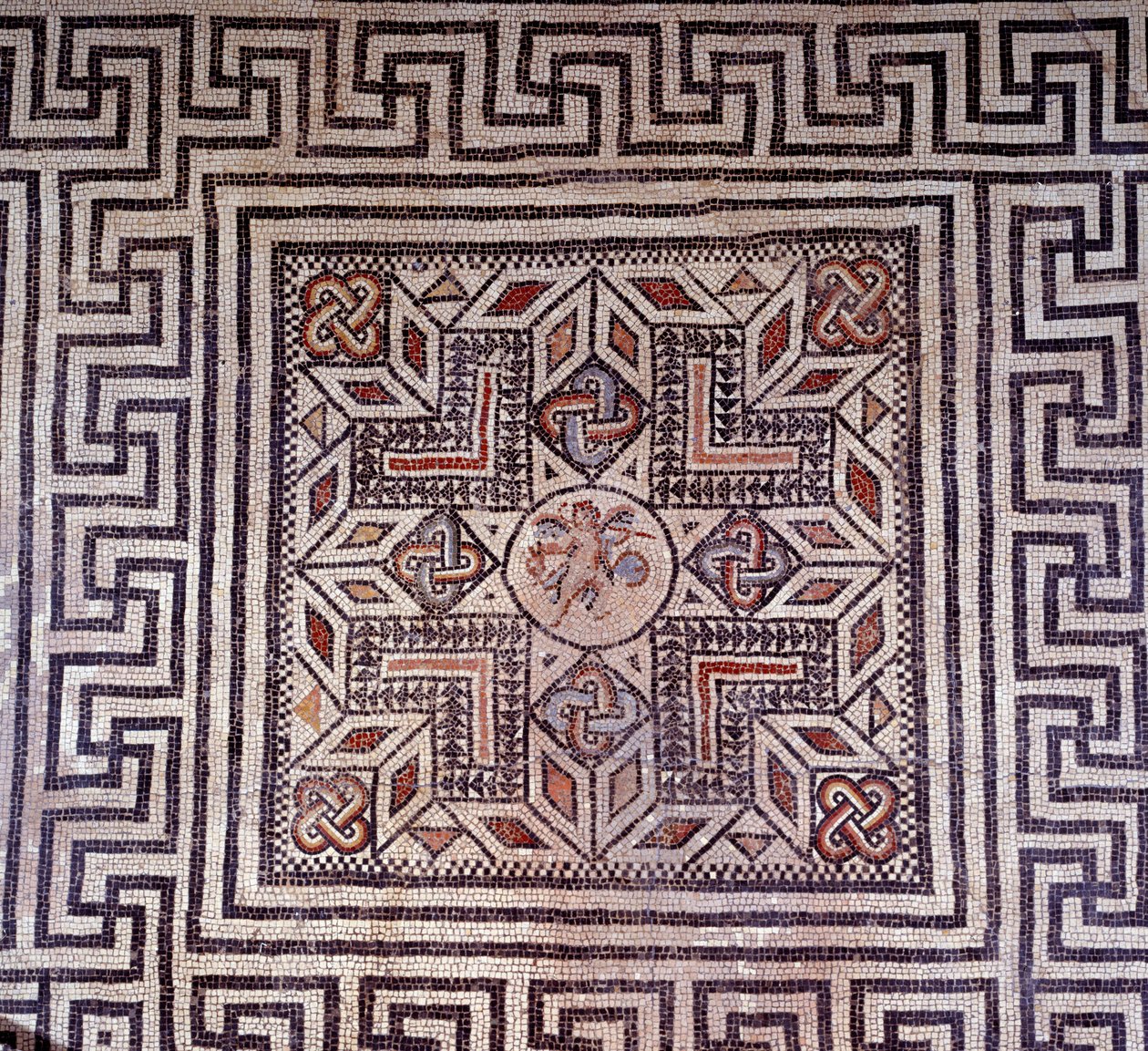 Roomalainen taide: mosaiikki geometrisillä hahmoilla. Nimes, arkeologinen museo. tekijältä Roman Roman