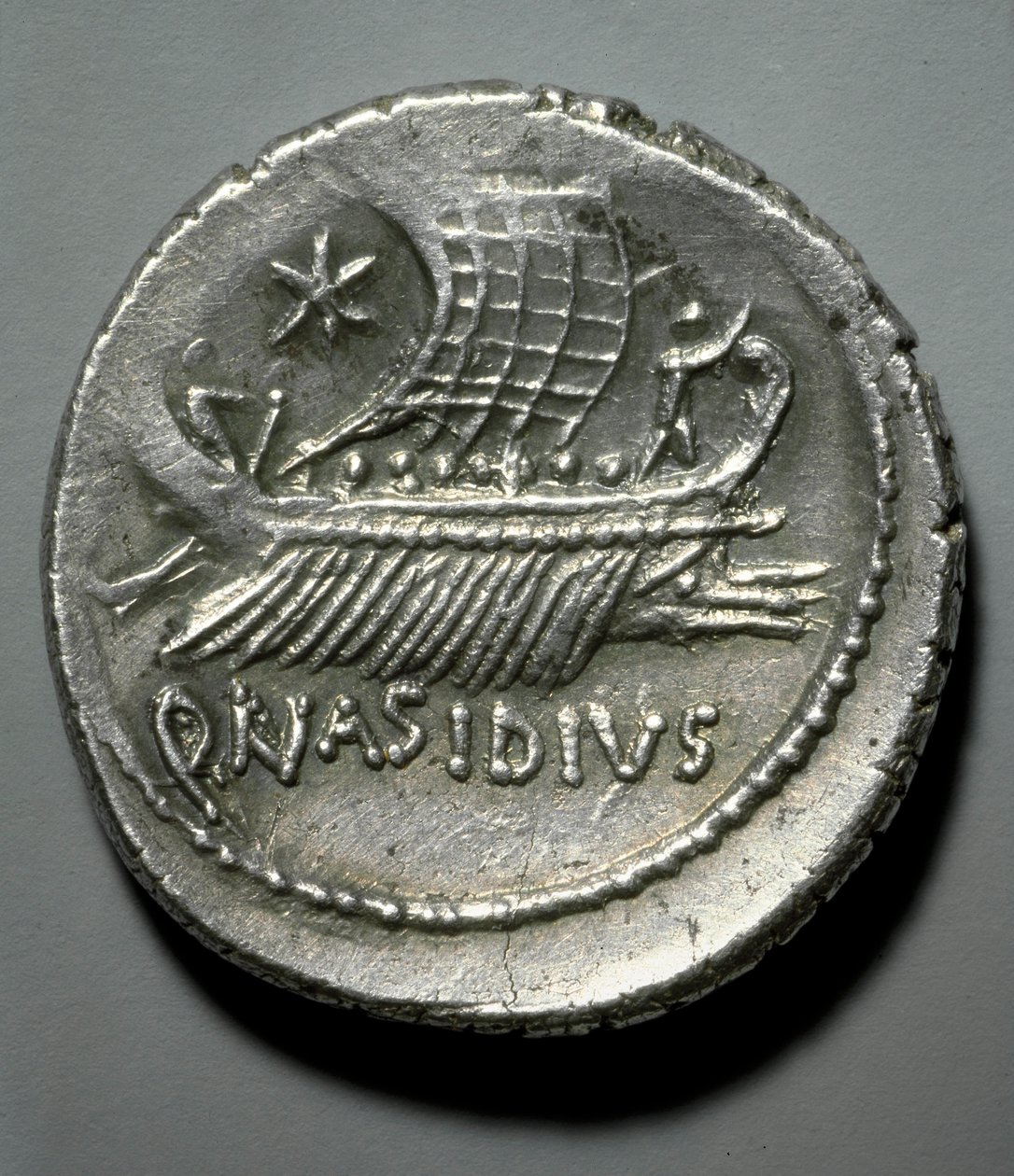 Roomalainen taide: hopeakolikko, joka on kuvattu keittiössä, joka on varustettu vihollisalusten kaatojärjestelmällä. Paris, B.N. Cabinet des Medailles tekijältä Roman Roman