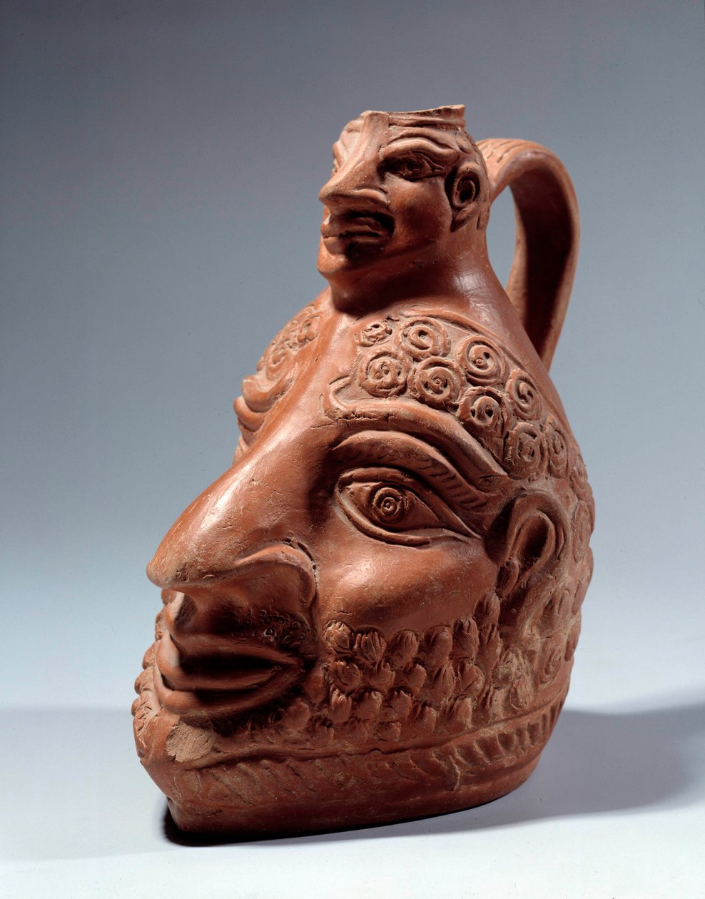 Roomalainen taide: kaksoispään muotoinen terrakottamaljakko. Pariisi, Louvre-museo tekijältä Roman Roman