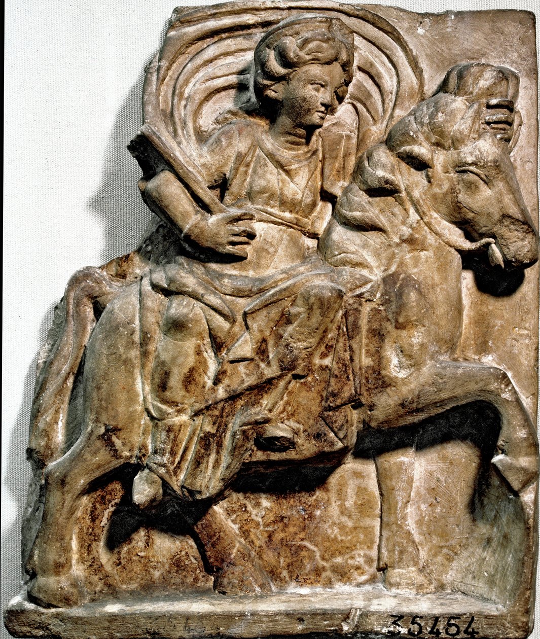 Roomalainen taide: jumalatar Epona, gallialaista alkuperää oleva jumaluus, ratsumiesten ja matkailijoiden suojelija. Kalkkikivistele löydettiin Gannatista (Allier), Auvergne. Saint Germain en Laye. Kansallisen antiikkimuseo, tekijältä Roman Roman