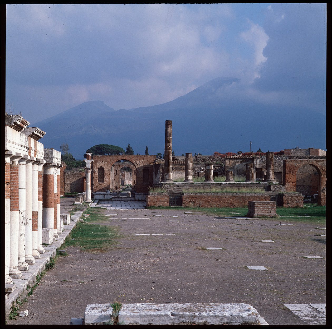Roomalainen taide: näkymä foorumille, Pompejin arkeologinen paikka (1. vuosisata eKr. - 1. vuosisata jKr.) Italia (Roomalainen taide: näkymä Pompejin foorumille tekijältä Roman Roman