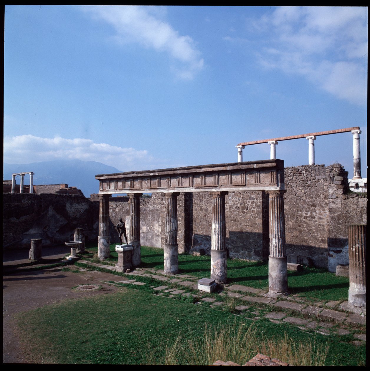 Roomalainen taide: Näkymä Apollon temppelistä Pompejin arkeologisella paikalla (4. vuosisata eKr. - 2. vuosisata eKr.) Italia tekijältä Roman Roman
