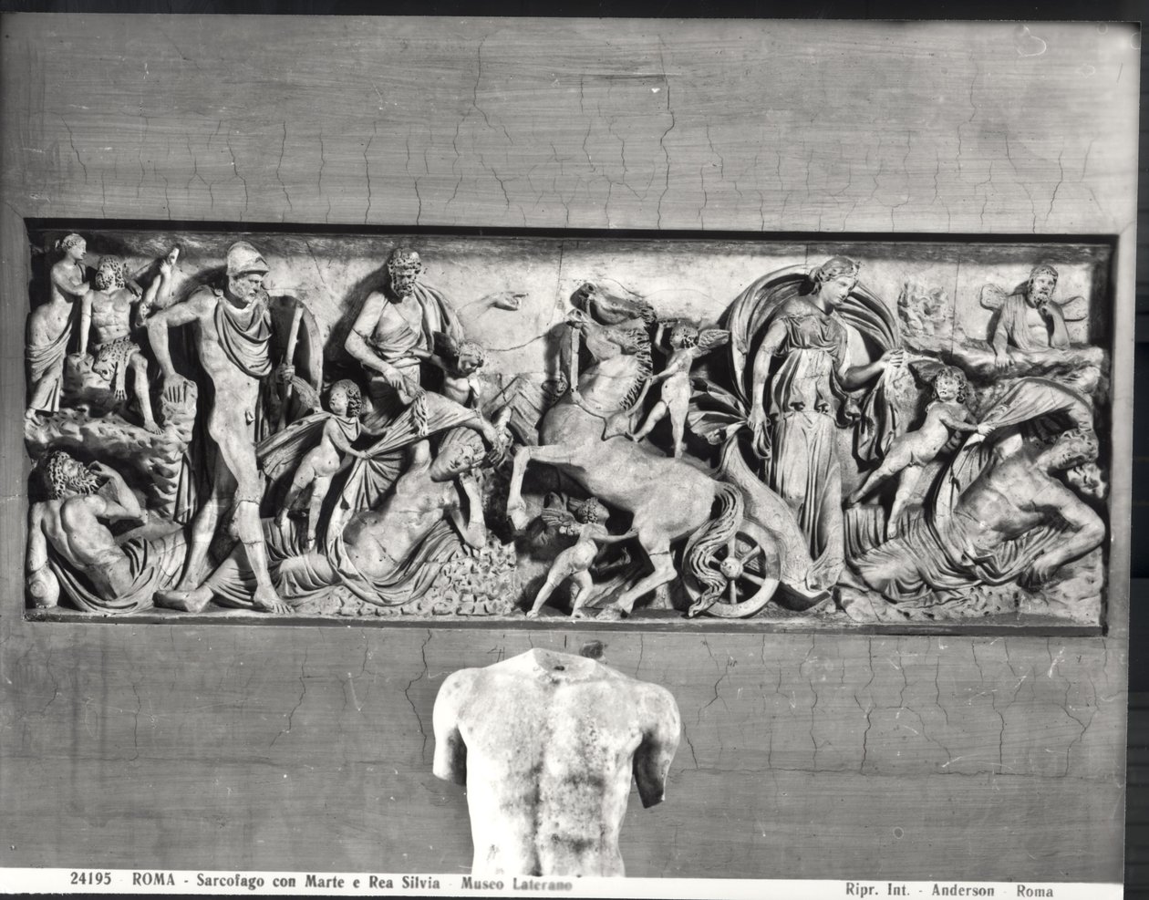 Sarkofagi, joka kuvaa Marsia ja Rhea Silviaa (marmori) (m/w kuva) tekijältä Roman Roman