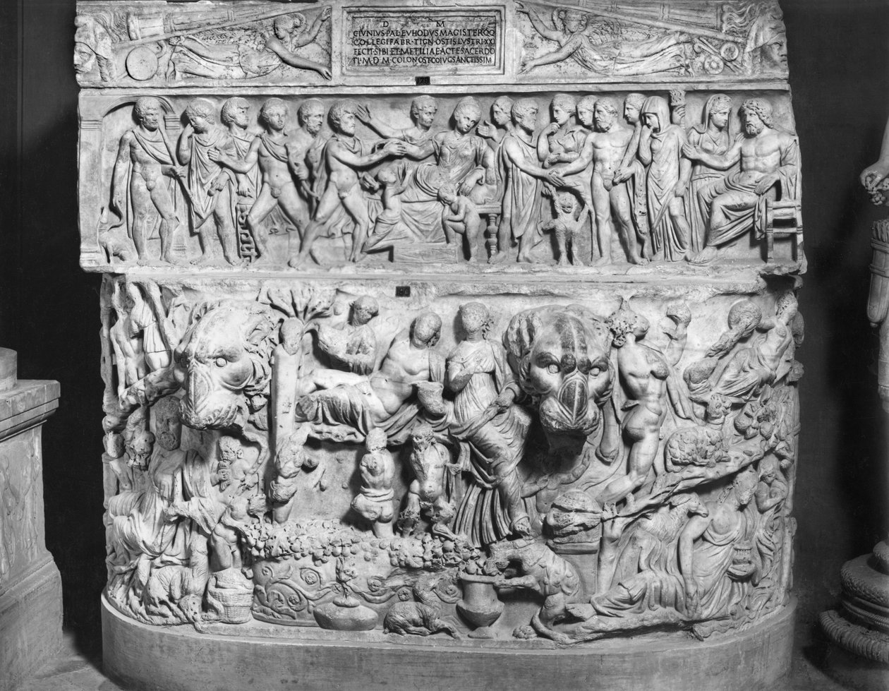 Sarkofagi, joka kuvaa Alcestiksen kuolemaa (marmori) (m/v kuva) tekijältä Roman Roman