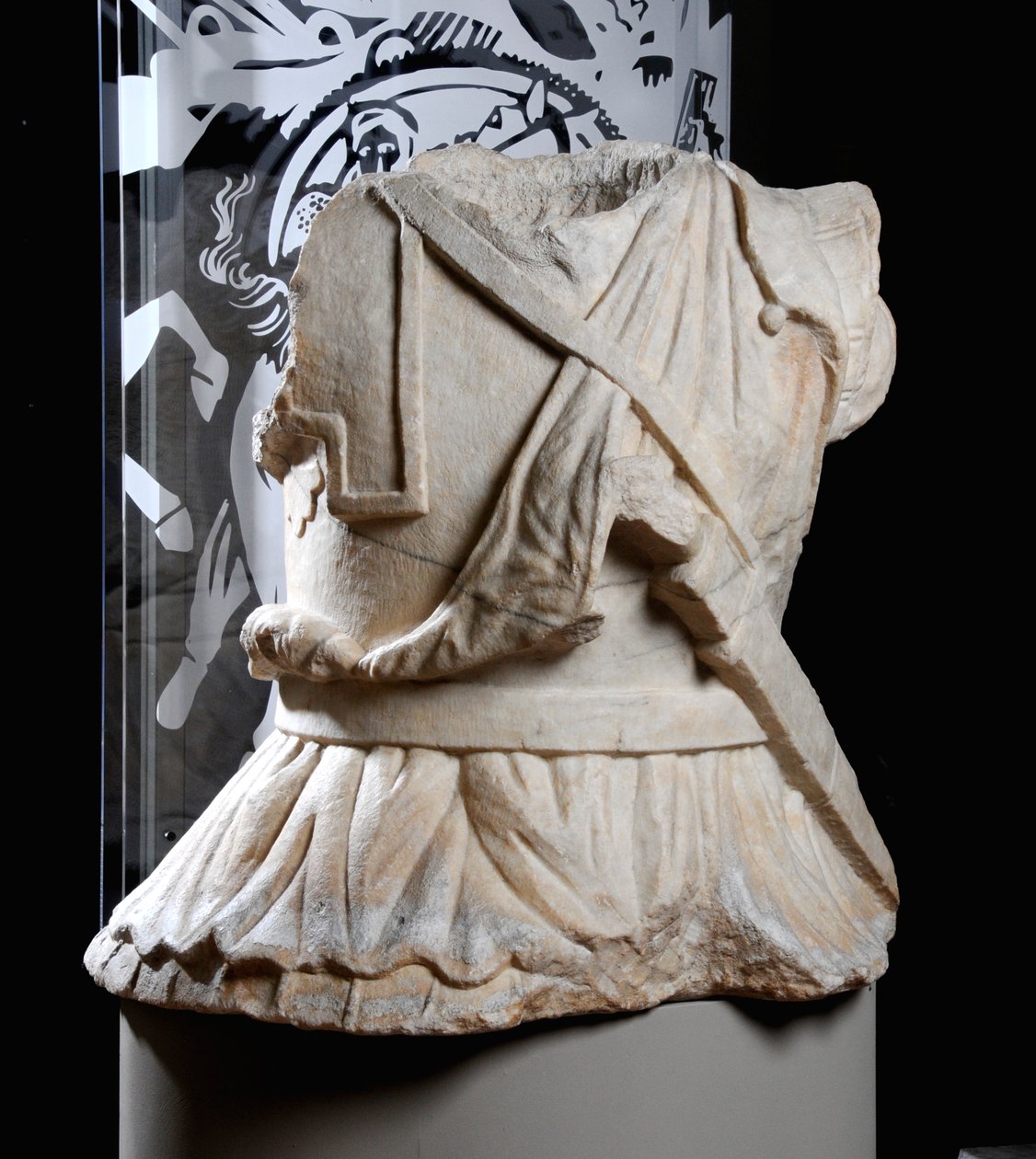 Ratsumiehen veistoksellinen vartalo (marmori) (katso myös 371176) tekijältä Roman Roman