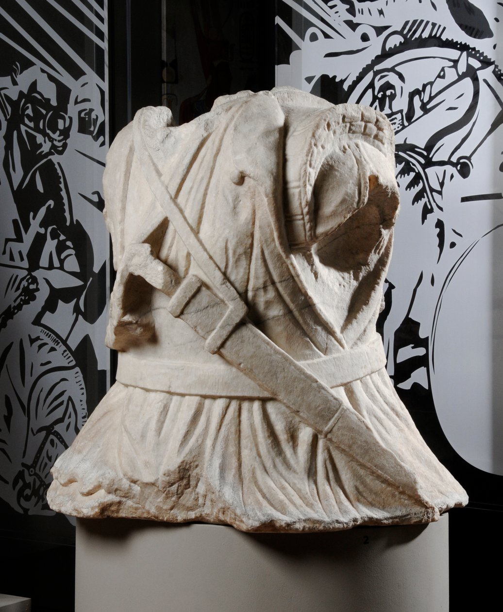 Ratsumiehen veistoksellinen vartalo (marmori) (katso myös 371177) tekijältä Roman Roman