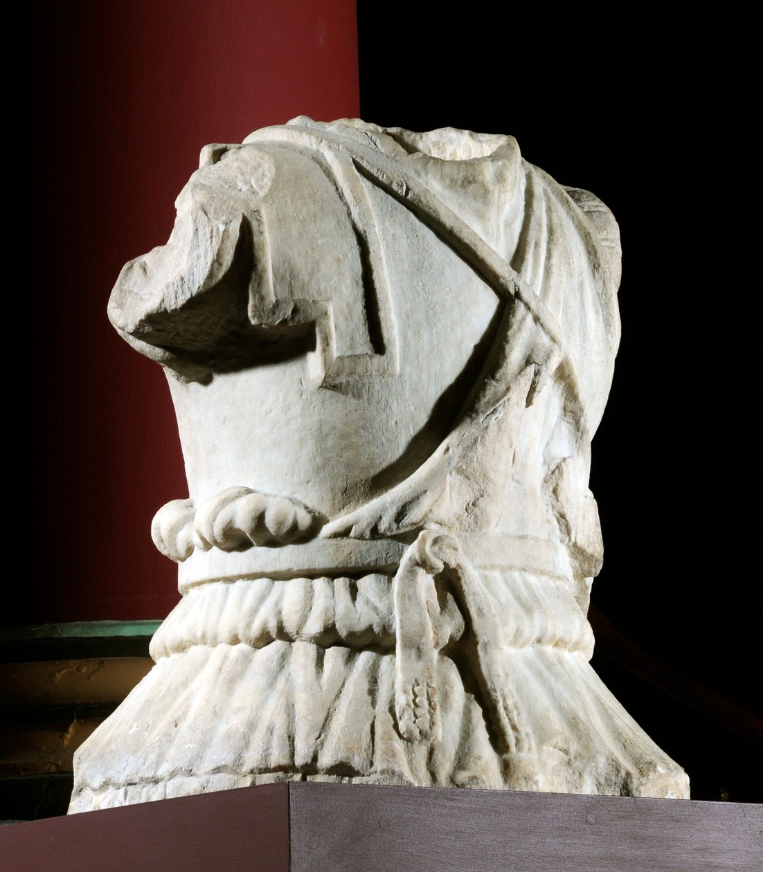 Ratsuväkimiehen veistoksellinen vartalo (marmori) (katso myös 371178) tekijältä Roman Roman