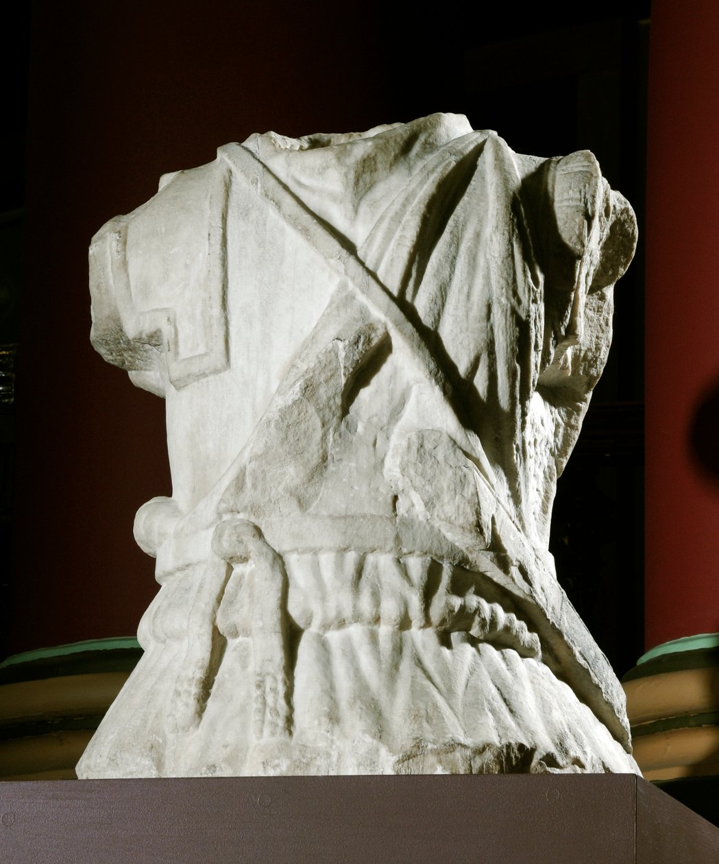 Ratsuväkimiehen veistoksellinen vartalo (marmori) (katso myös 371179) tekijältä Roman Roman