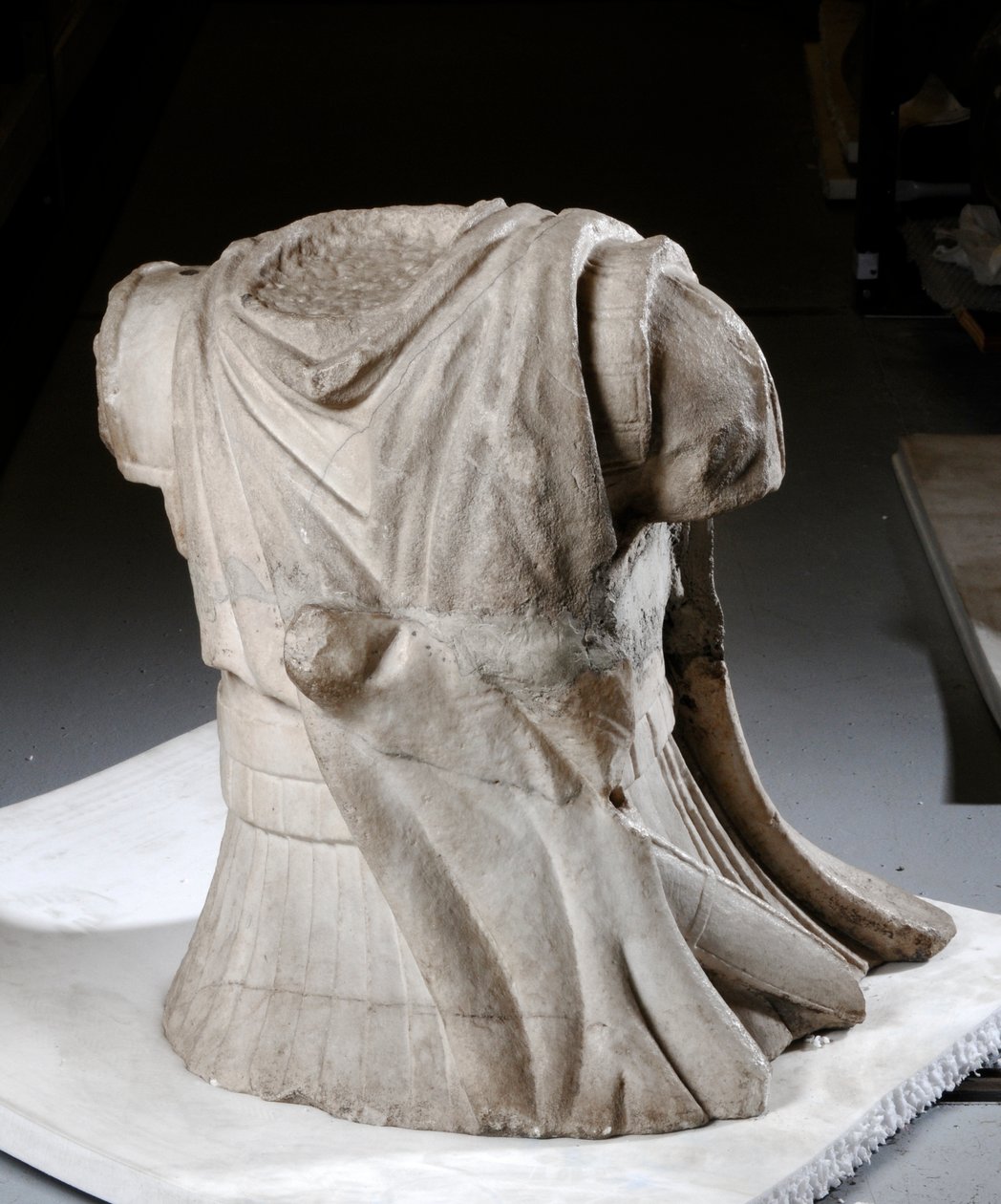 Ratsuväkimiehen veistoksellinen vartalo raskaalla kuluneella viittalla (marmori) tekijältä Roman Roman